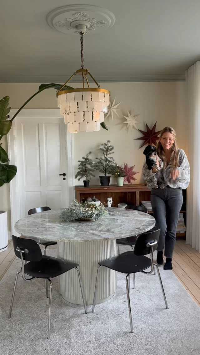 Jeg får mange spørgsmål omkring hvordan vi hænger vores julestjerner op i de her dage ❤️ I vores hus er det nemt, jeg bruger fiskesnøre og tegnestifter.  Jeg sætter tegnestifter fast i vores stuk. Det virker hvert år. 

Denne weekend skal vi planlægge en lille juletur først i december til København!  Vi skal over og se juleudstillinger og nyde de smukke lys på strøget.

Det minder mig om min barndom ❤️ Hvor vi tog til København for at mærke julestemningen. Dengang kørte vi fra Næstved, men nu kører vi fra dejlige Aalborg. 

Har i andre nogen planer for weekenden? 
 
God weekend 🌿 Knus Maria 

 

 

 

 

 

 

 
#livsnyderhaven #christmas #christmastime #christmasmood #jul #julepynt #jul2024 #myhomevibe #myhome #hjem #christmasiscoming #christmasideas #denmarklife #denmark #weekend #weekendvibes 
#scandihome #nordichome