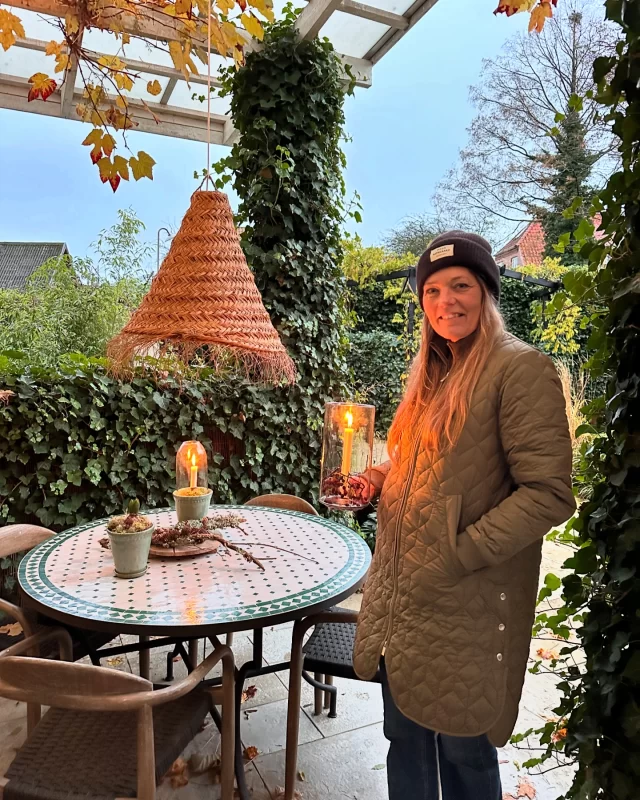 I de her dage høster vi vores sidste vindruer og klipper vores vinranker fri for blade. Det er lidt vemodigt - da jeg holder meget af vores grønne tag på vores overdækkede terrasse.

Men det skal gøres og bagefter får vi fejet og så kan vi gå vinteren i møde på vores store terrasse.

Heldigvis springer vinrankerne ud igen i 2025 🌿 og det ser jeg frem til.

Jeg håber at i andre også har haft en dejlig dag!

Knus Maria 
 

 

 

 

 

 

 

 
#livsnyderhaven #trädgård #trädgårdsinspiration #haverum #haveinspiration #terrasse #terrace #gardeninspiration #gardenideas #grapes #grapeharvest #grapes🍇 #vindruer #myhomevibe #hjem #nordiskehjem #livingwithplants #gardenideas #growyourowngrapes